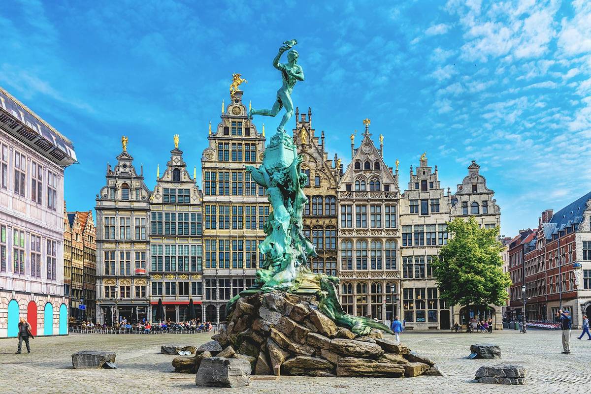 Berühmte blaue Skulpur auf dem Markplatz in Antwerpen. Ringsherum sieht man die schönen und guterhaltenen Fachwerkgebäude im englischen Stil der Diamantenstadt