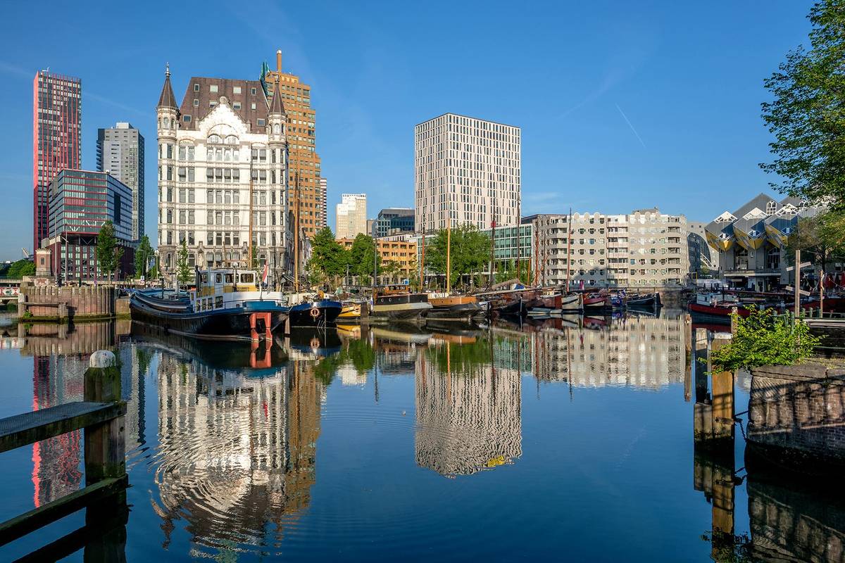 Ausblick auf die historischen Gebäude im Oude Hafen von Rotterdam nach dem Seehafen und den ultramodernen Bauten wie die Erasmusbrücke.