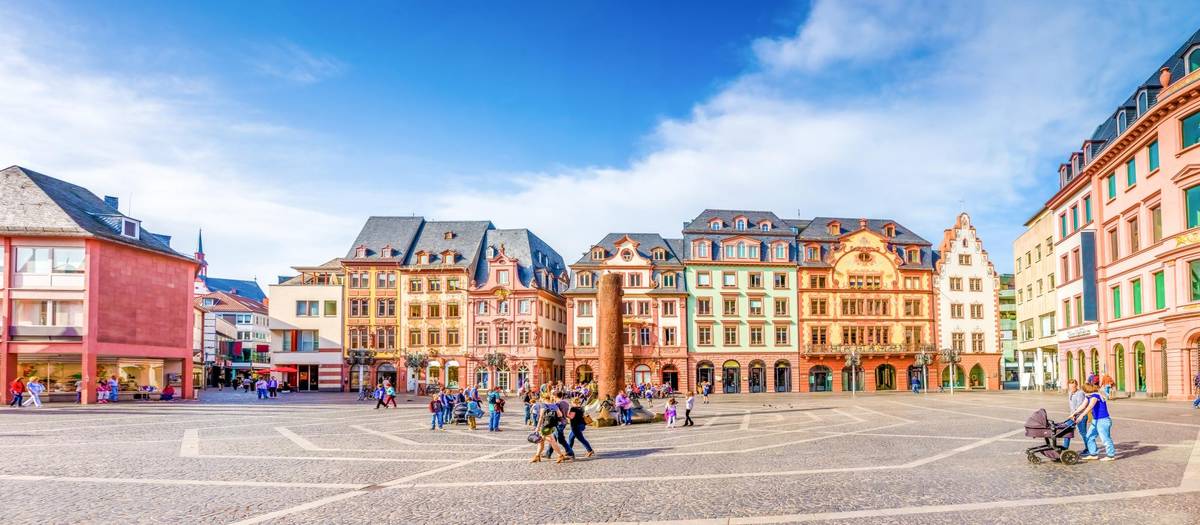 Der Domplatz in Mainz bei klarem Wetter