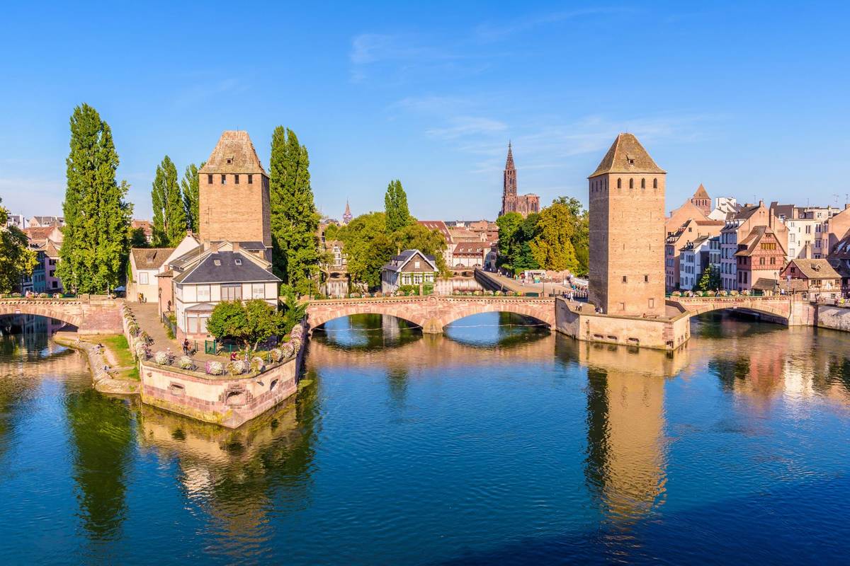 Die beiden Ponts Couvert Türme am Rande des "kleinen Frankreichs" in Straßburg. Sie sind eine beliebte Sehenswürdigkeit und es herrscht reges Treiben an diesem Sommertag.