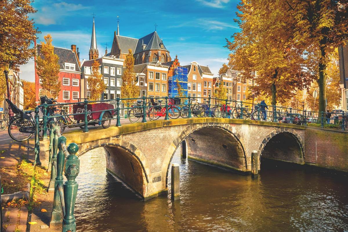 Brücke über einer Gracht in Amsterdam im Herbst