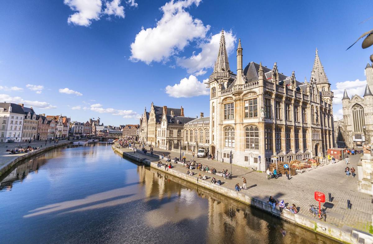 Die wunderschöne Stadt Gent in Belgien bei klarem Himmel
