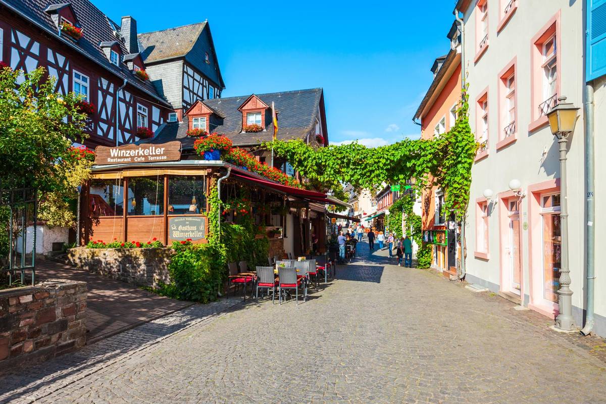 Die Drosselgasse in Rüdesheim im Sommer bei klarem Himmel