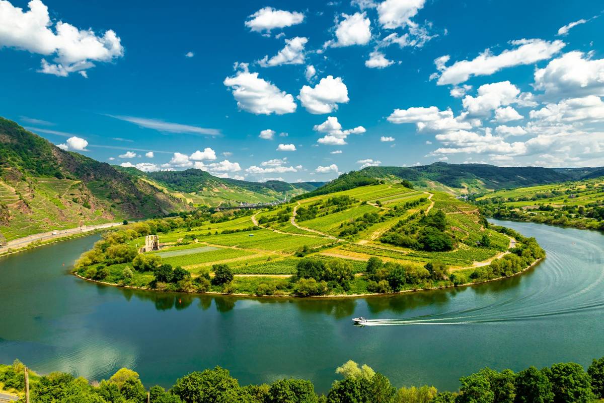 Blauer Himmel über der Mosel