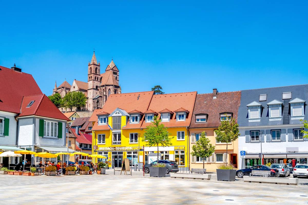 Der Markplatz in Breisach unter klarem Himmel