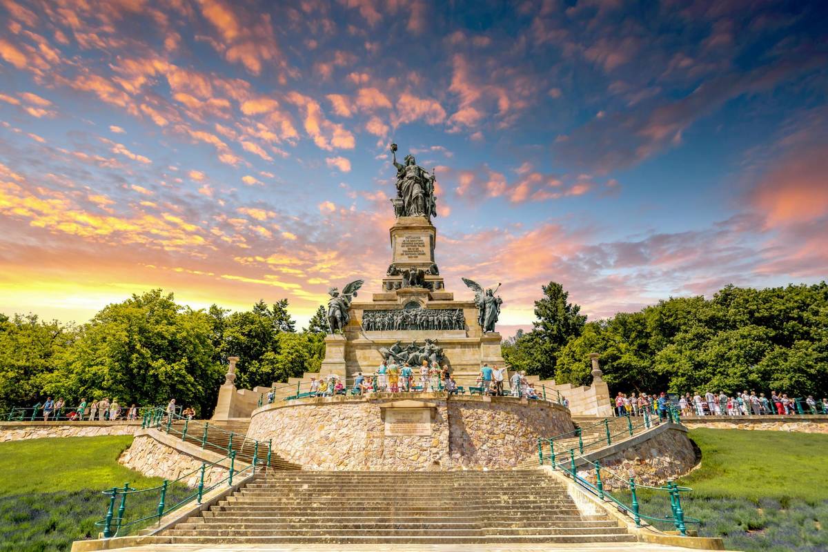 Das Niederwalddenkmal in Rüdesheim bei Sonnenuntergang