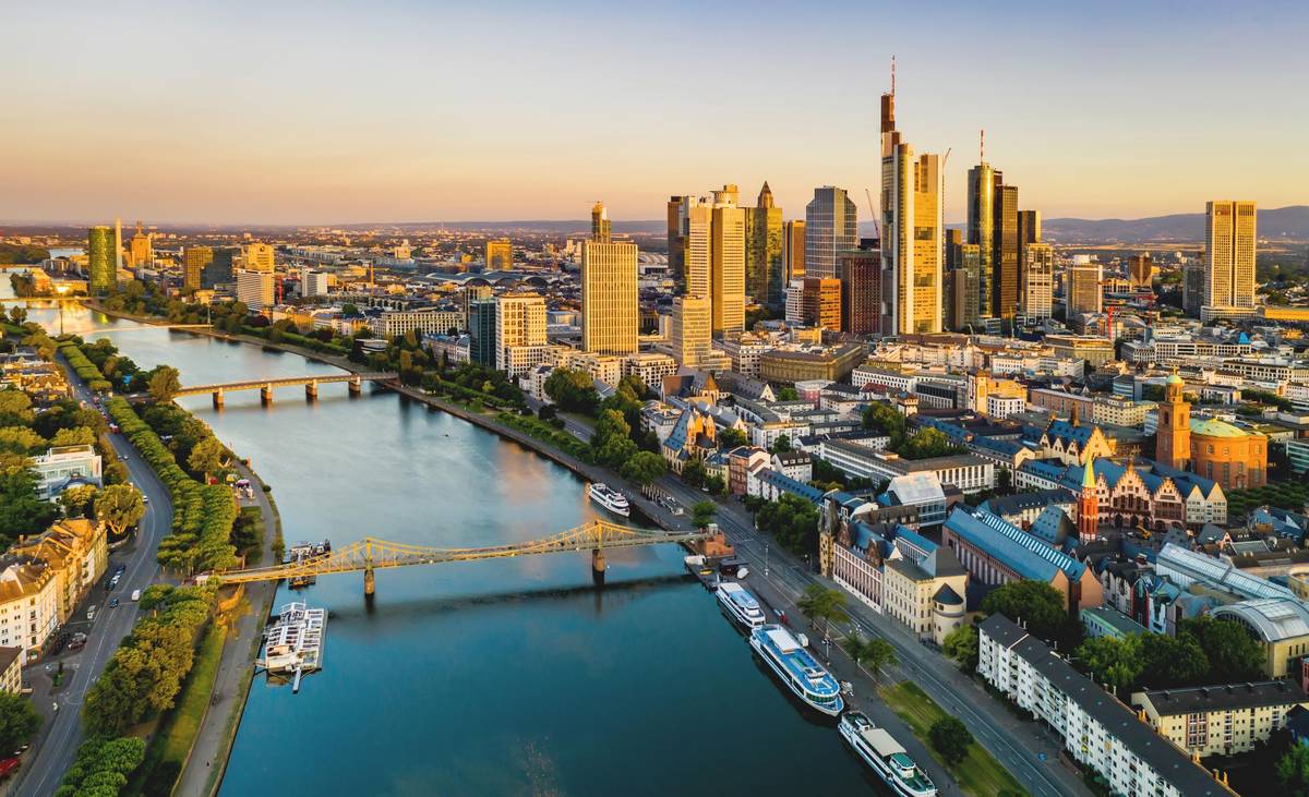 Die Stadt Frankfurt am Main Gold gefärbt vom Sonnenuntergang