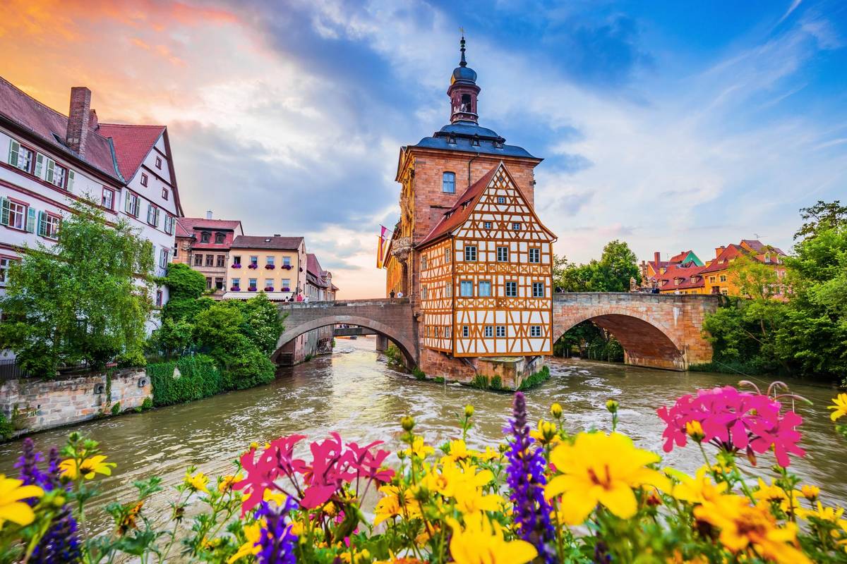Das alte Rathaus in Bamberg unter blauem Himmel