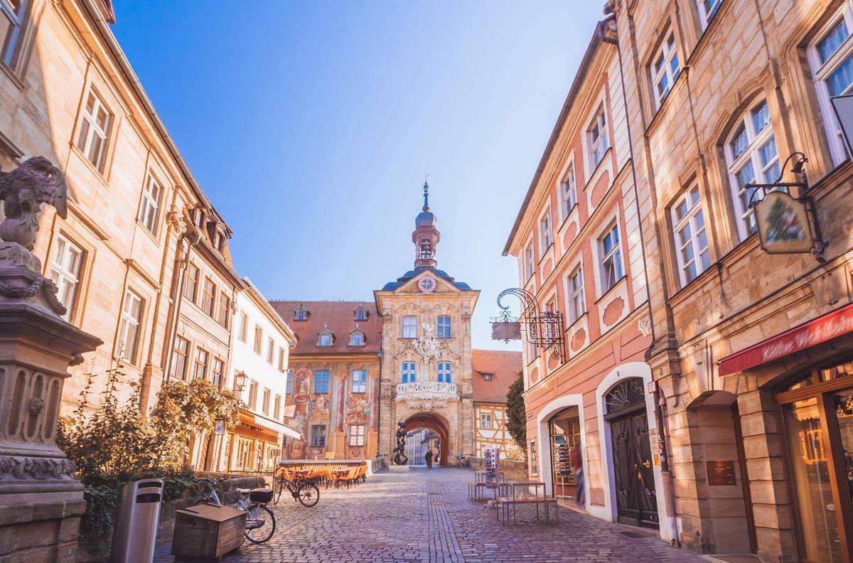 Blick auf eine Gasse in Bamberg rund um das alte Rathaus