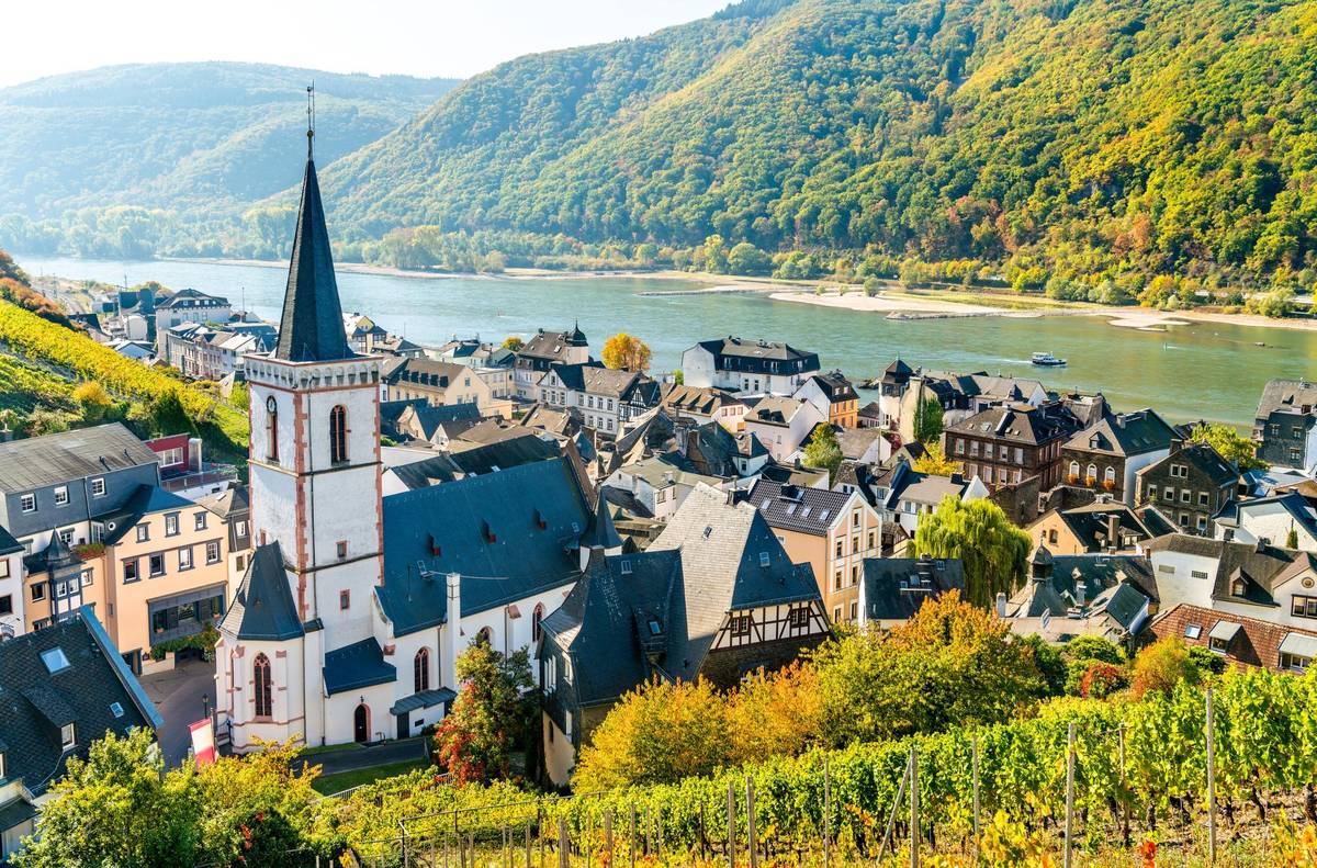 Assmannshausen - Stadtteil von Rüdesheim am Rhein mit Sicht auf Weinberge