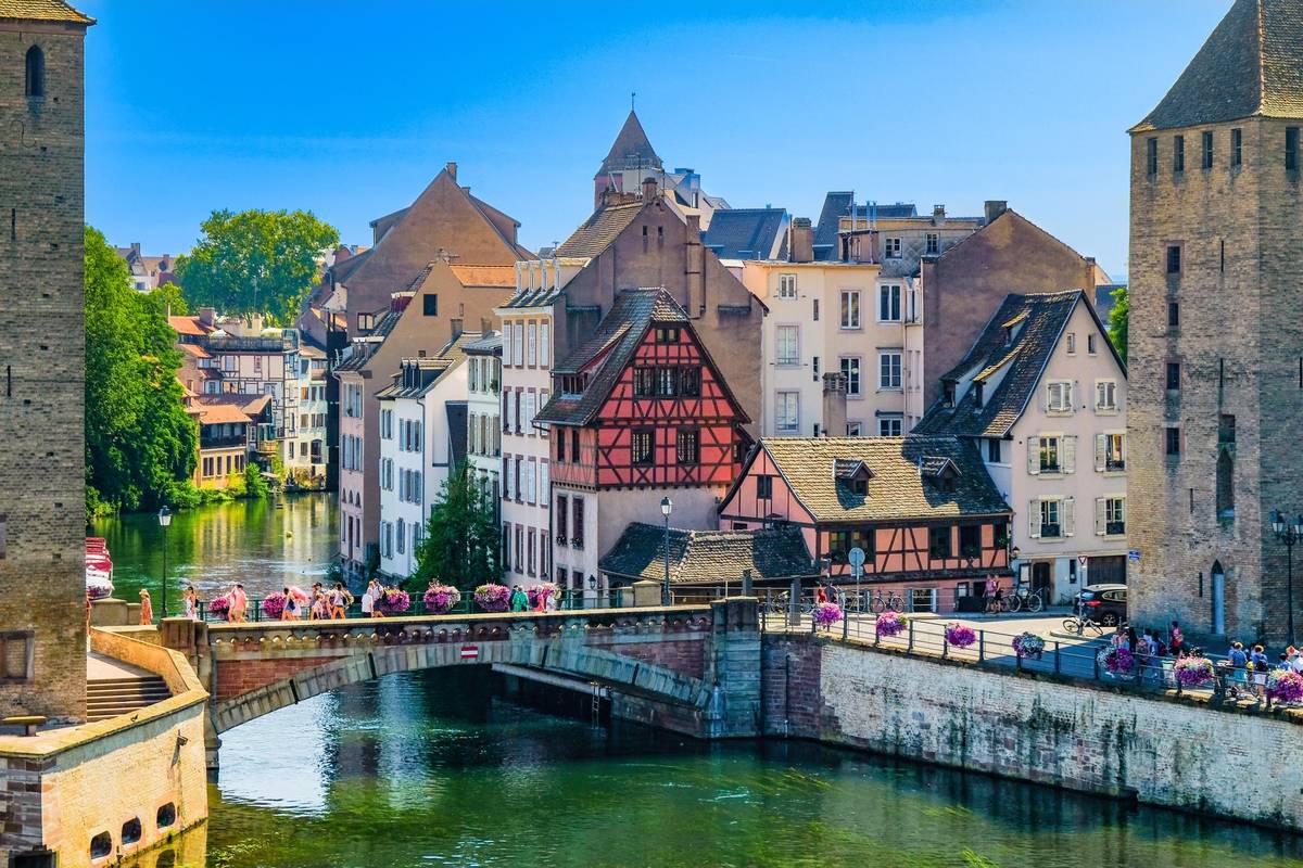 Straßburg in Frankreich unter blauem Himmel im Sommer