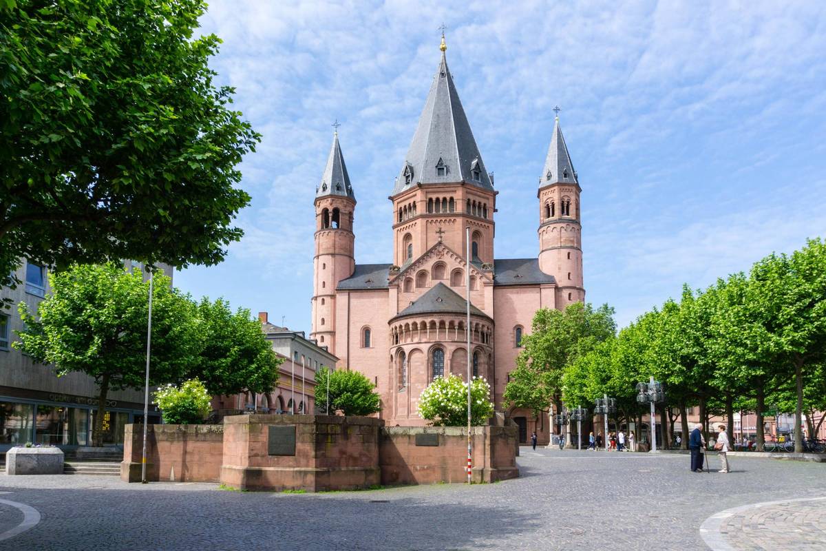 Der beschauliche St. Martins Dom in Mainz. Das historische Örtchen ist bekannt für die Mainzelmännchen und liegt am Eck zwischen Rhein und Main.