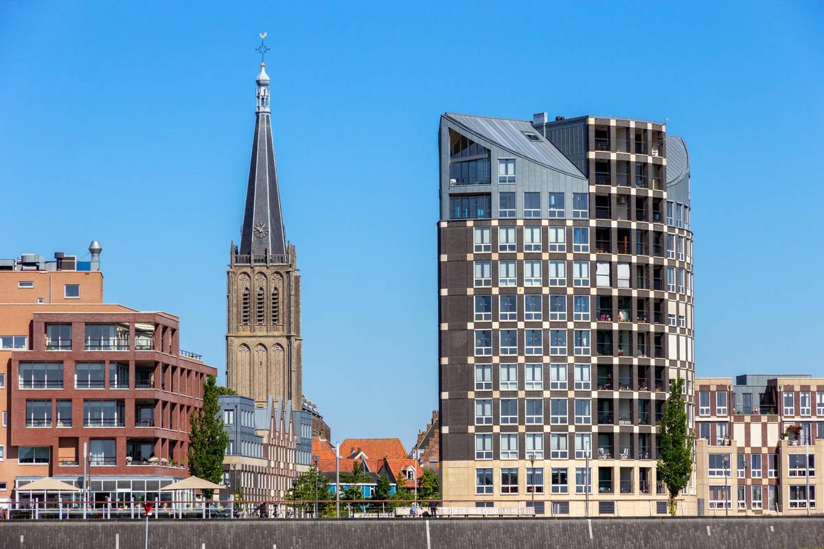 Stadtbild des niederländischen Ortes Doesburg. Das Wetter ist sommerlich und der Himmel klar.