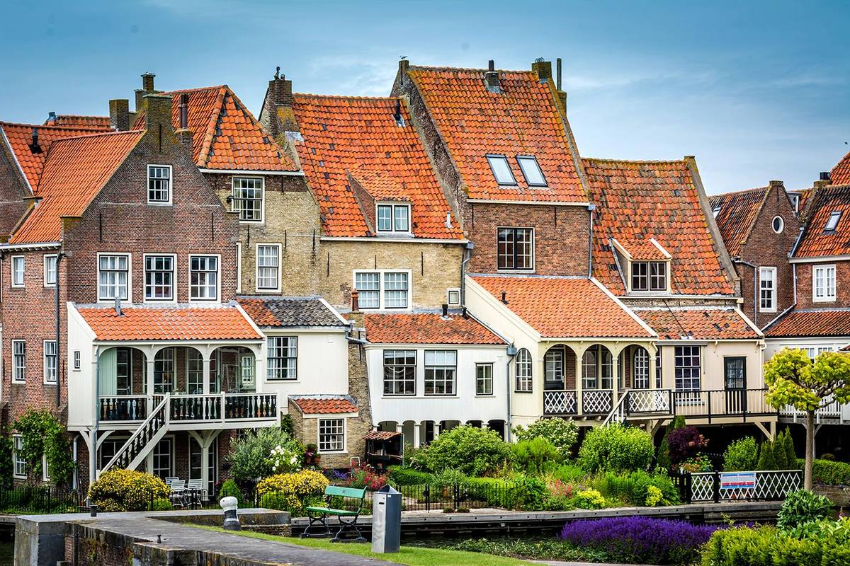 Typische Wohnhäuser im Küstenstädtchen Enkhuizen in Holland am Ijsselmeer.