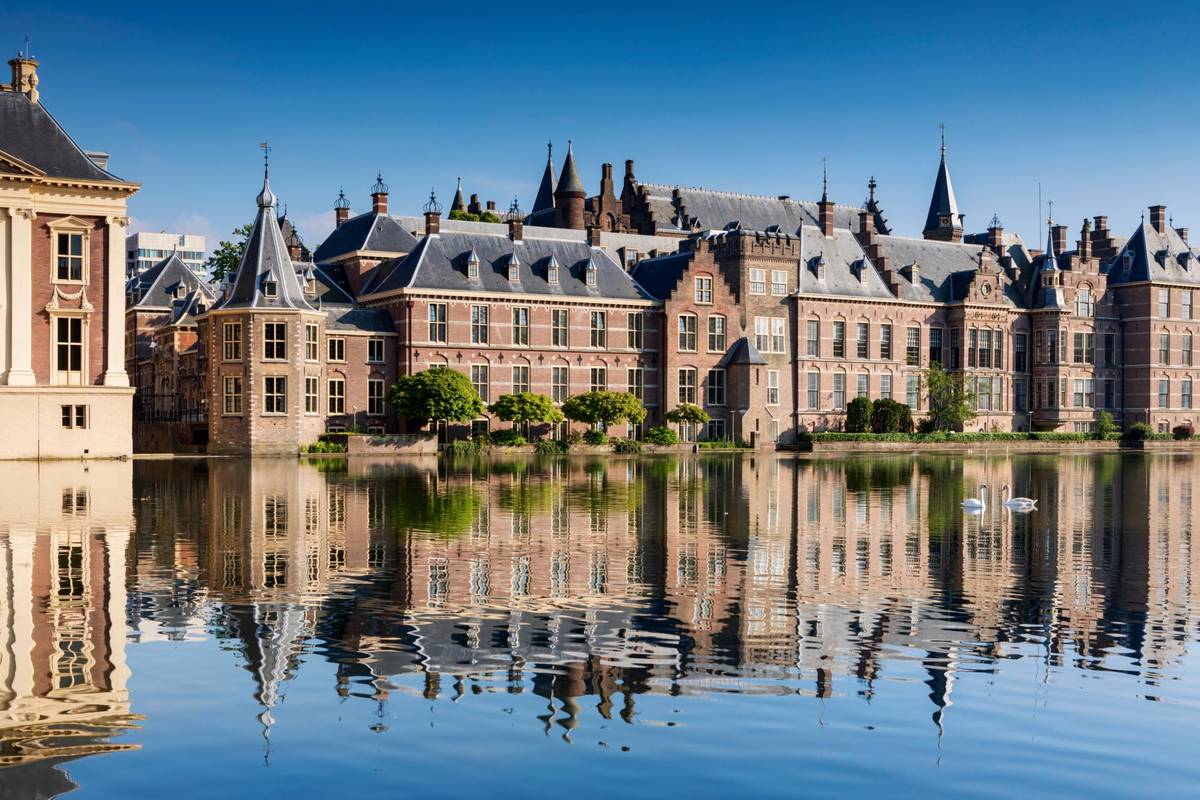 Historisches Gebäude vom Niederländischen Parlament in Den Haag. Das Gebäude liegt an einem angelegten See und spiegelt sich im Wasser