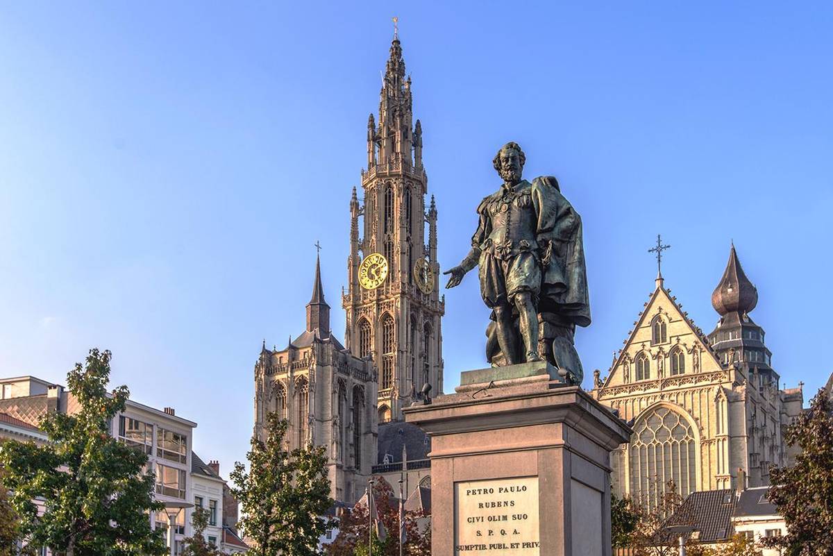 Ansicht auf die Statue von Pieter Paul Rubens in Antwerpen. Im Hintergrund sieht man den historischen Kirchturm der Stadt.
