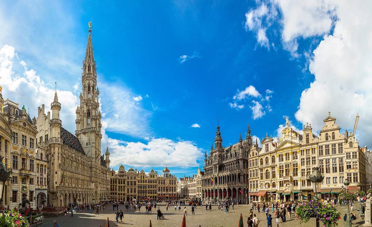 Belebter Platz in der Europahauptstadt Brüssel. Der Himmel ist strahlend Blau.