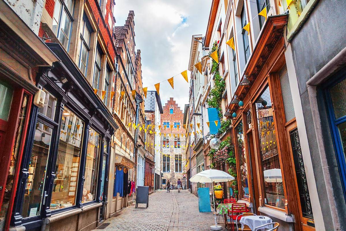 Bunte Gasse in der historischen Altstadt von Gent. Ideal während einer Flusskreuzfahrt auf dem Rhein erkunden.