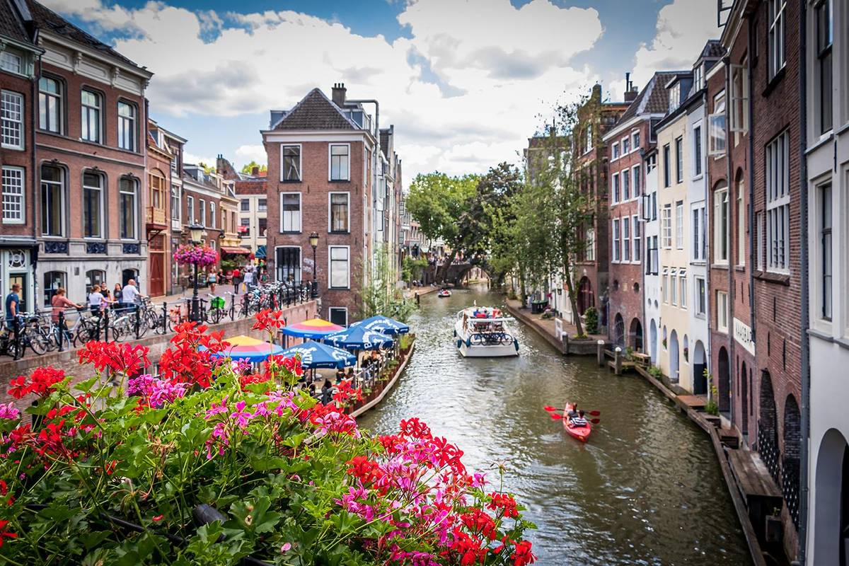 Beschauliche Gracht in der Altstadt von Utrecht. Im Vordergrund sind Blumen zu sehen