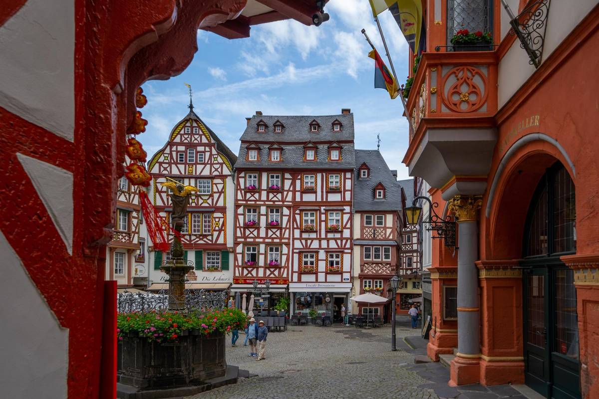 Potrait-Aufnahme von der verträumten Altstadt in Bernkastel-Kues. Bezeichnend für das Stadtbild sind die gut erhaltenen Fachwerkbauten.
