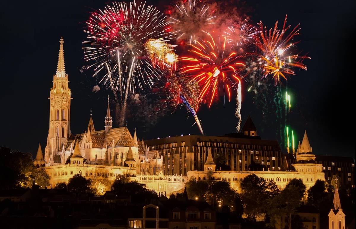 Feuerwerk über dem Burgberg in Budapest