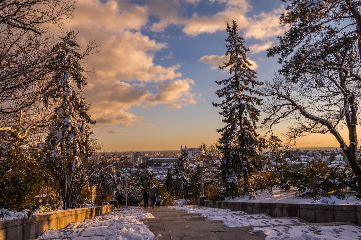 Schneebedeckte Landschaft mit Blick auf die Burg Bratislava