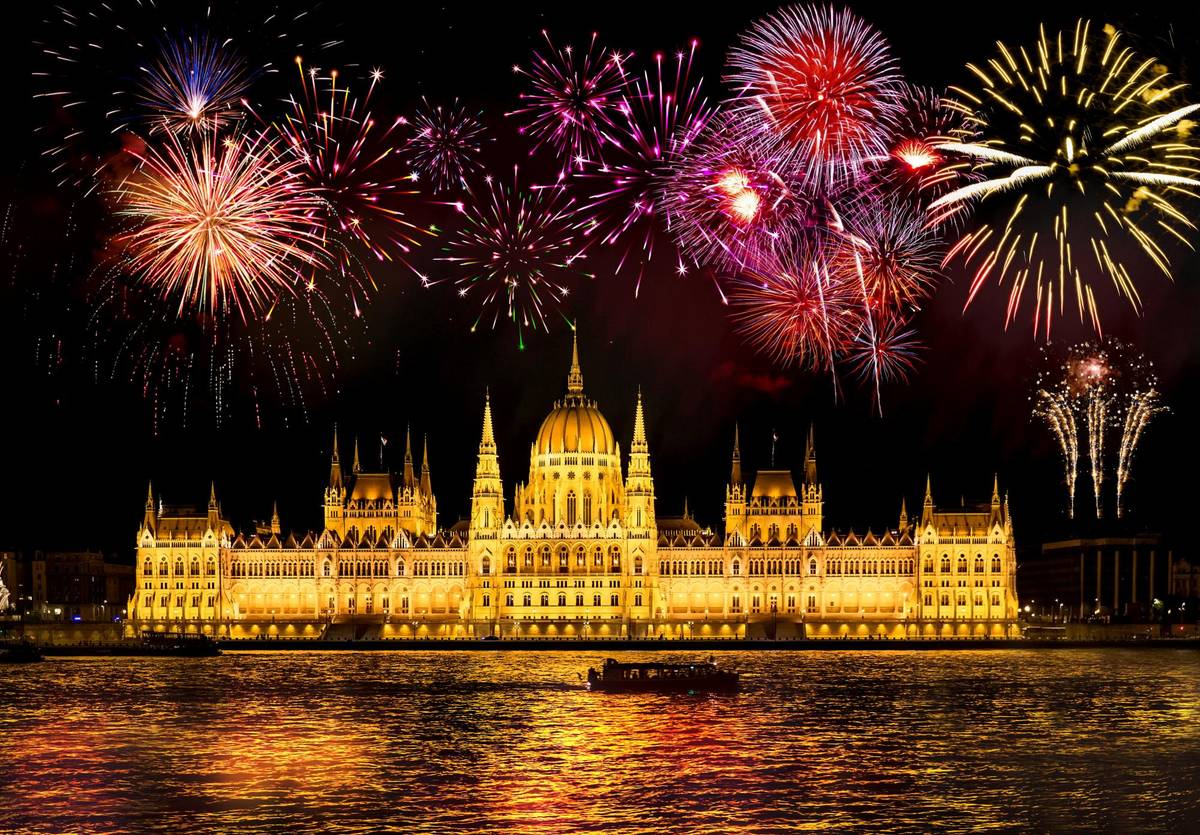 Feuerwerk an Silvester über dem Parlament in Budapest