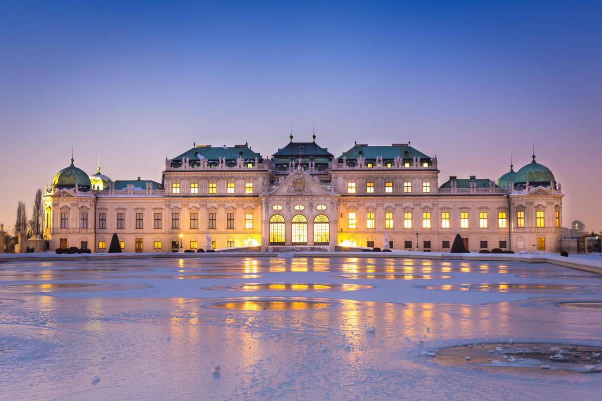 Schloss Belvedere bei Abend im Winter