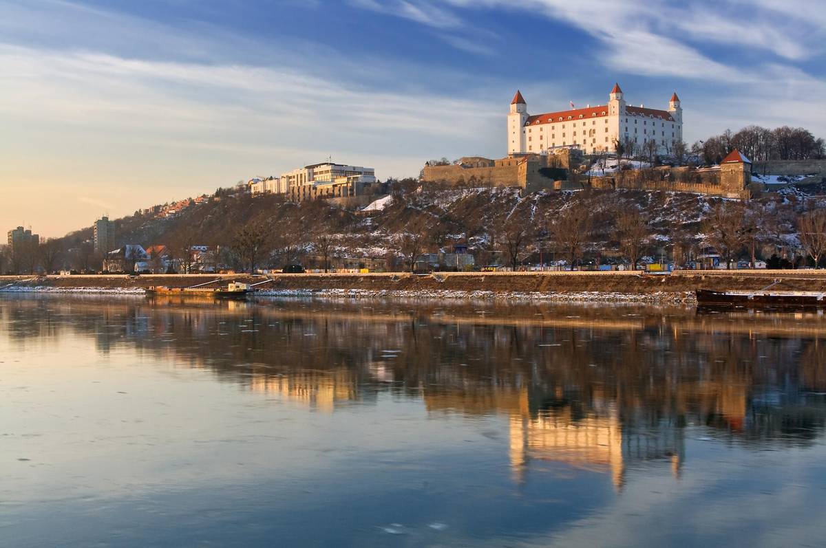 Blick auf die Burg Bratislava im Winter