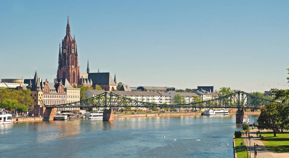 Eiserner Steg und Kaiserdom in Frankfurt am Main mit Aussicht auf den Fluss.