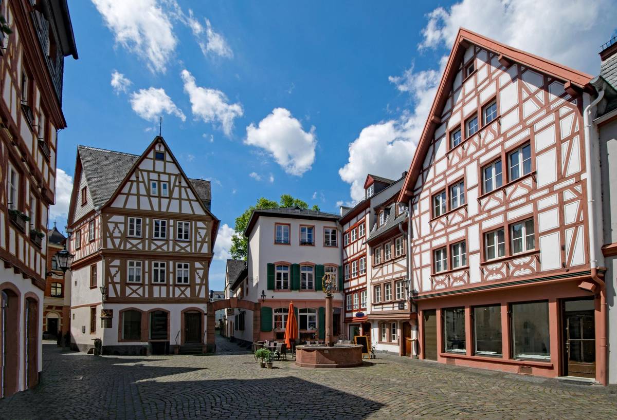 Ein kleiner Marktplatz umgeben von Fachwerkhäusern in der Altstadt von Mainz
