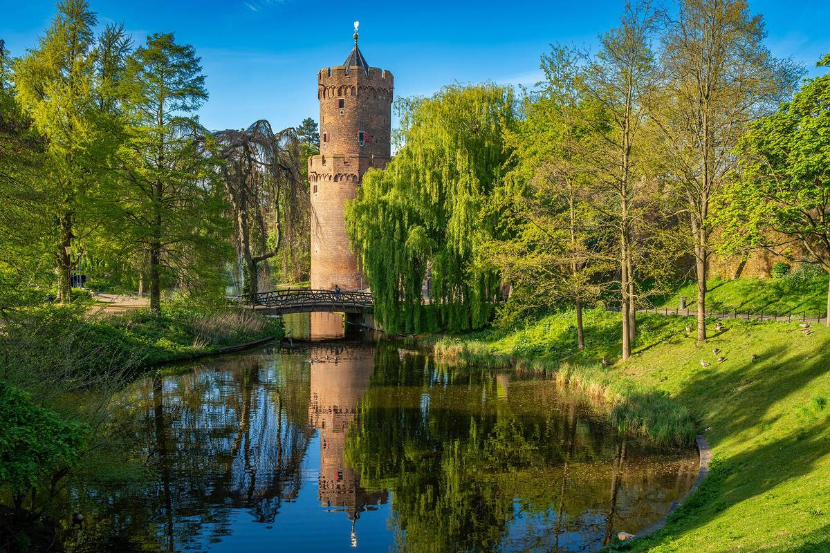 Der Stadtpark in Nijmegen mit Blick auf den Kruittoren Turm