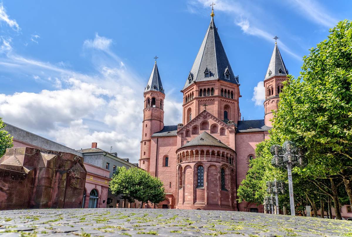 Der sankt Martins Dom unter blauen Himmel in Mainz