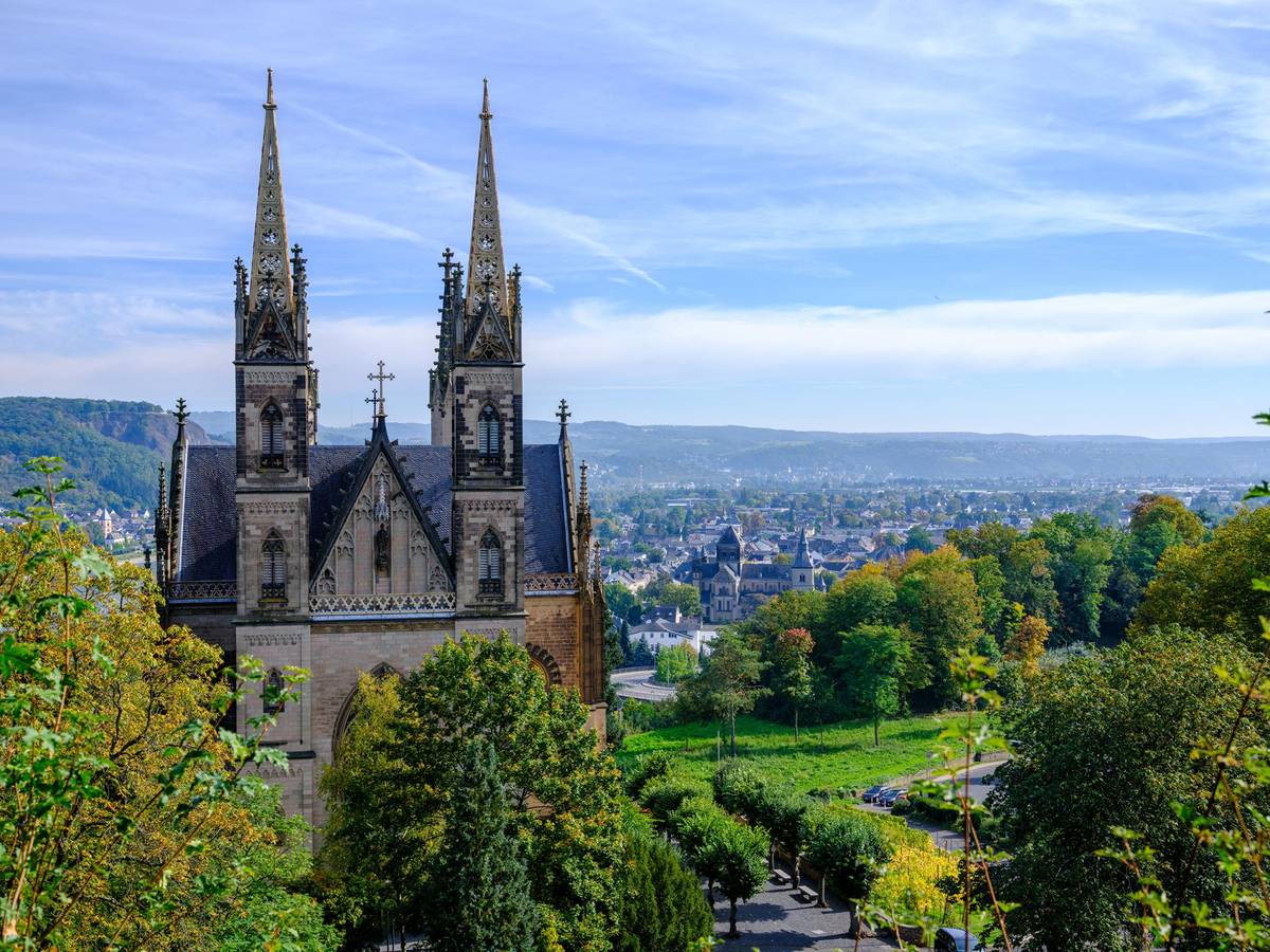 Die Sankt Apollinaris bei sonnigem Wetter in Remagen