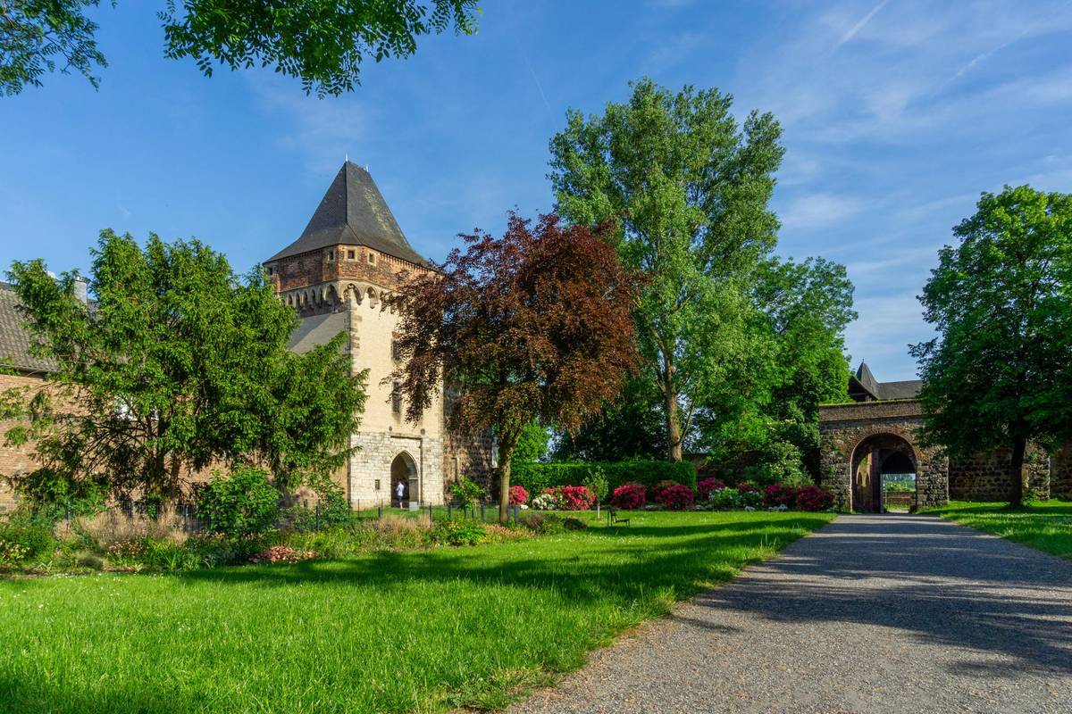 Das schöne Schloss Friedestrom in Zons bei Sonnenschein