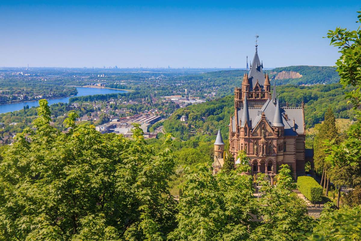 Das Schloss Drachenburg im Siebengebirge in Königswinter