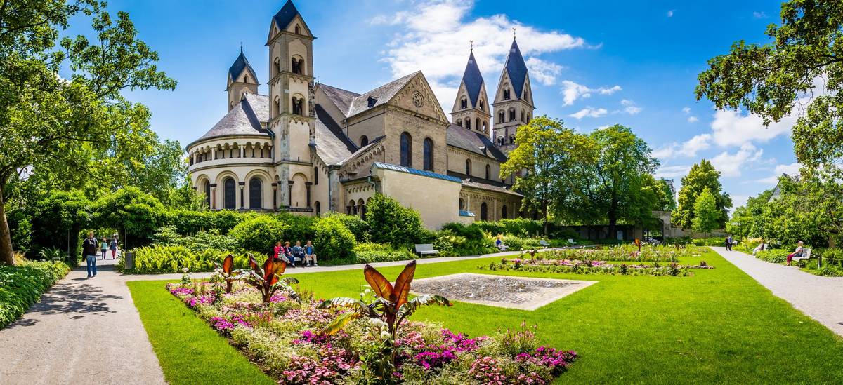 Gartenanlage in Koblenz bei sonnigem Wetter