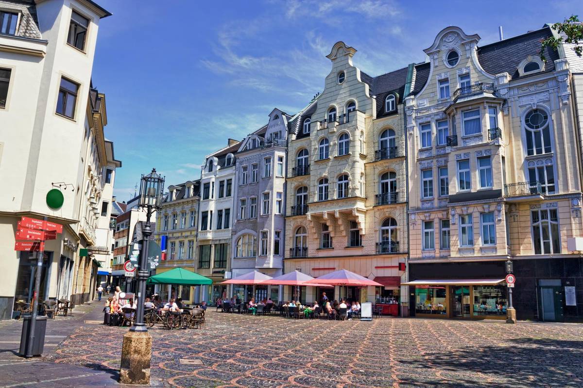 Einkaufspromenade in Bonn mit kleinen Cafés