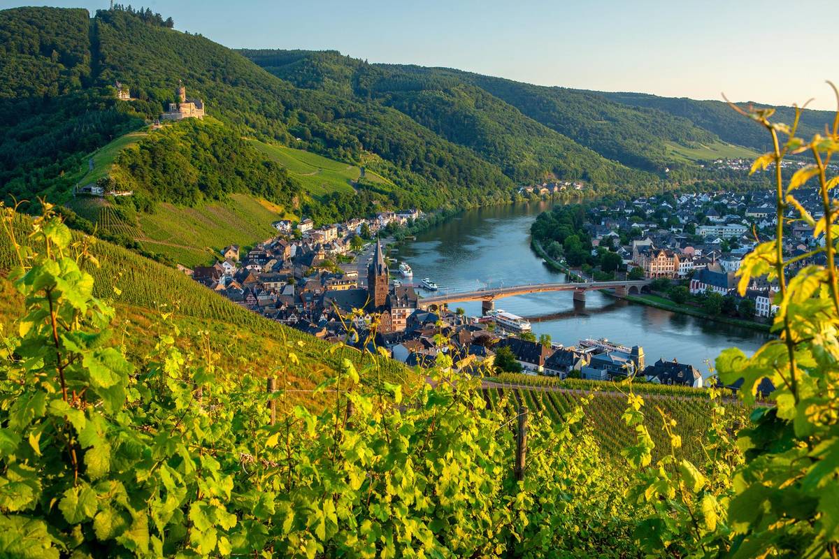 Die Stadt Bernkastel-Kues an der Mosel unter blauen Himmel