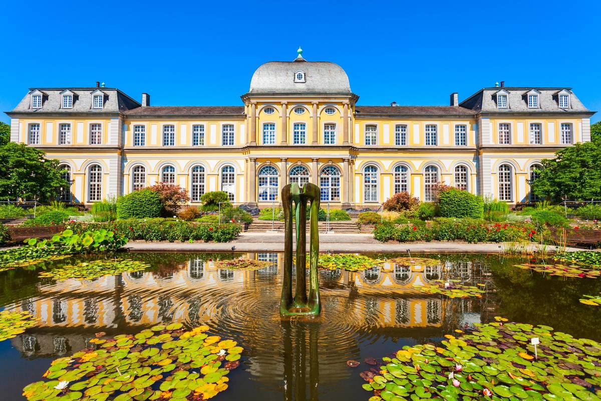 Das Kurfürstliche Schloss in Bonn mit einer Gartenanlage