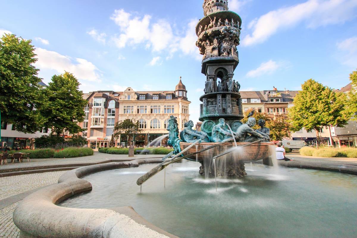 Der Josef-Görres-Platz in Koblenz mit einem Brunnen