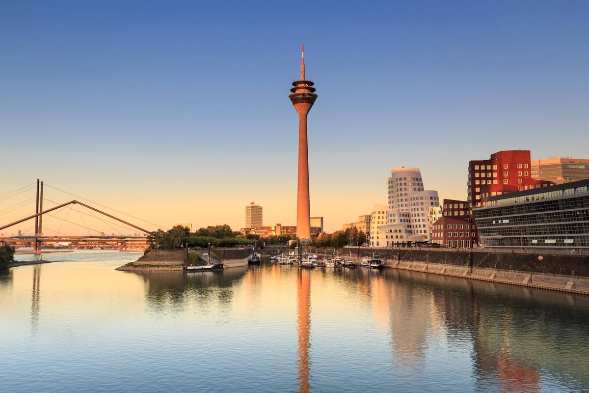 Der Medienhafen in Düsseldorf bei Sonnenuntergang
