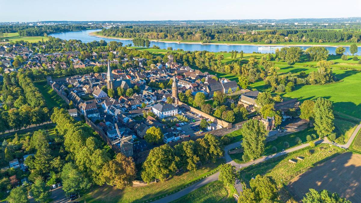 Luftbild der ehemaligen Zollfeste Zons am Rhein
