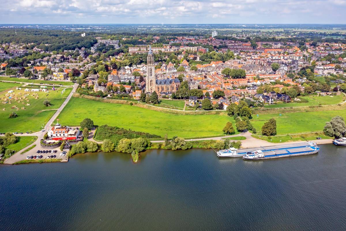 Panoramaaufnahme der Stadt Rhenen am Rhein