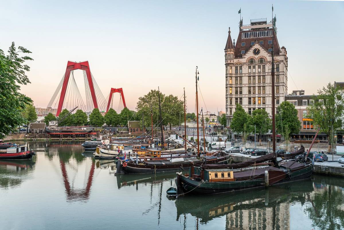 Moderne Stadtansicht von Rotterdam mit Wasseranteil, anliegenden Booten und Gebäuden