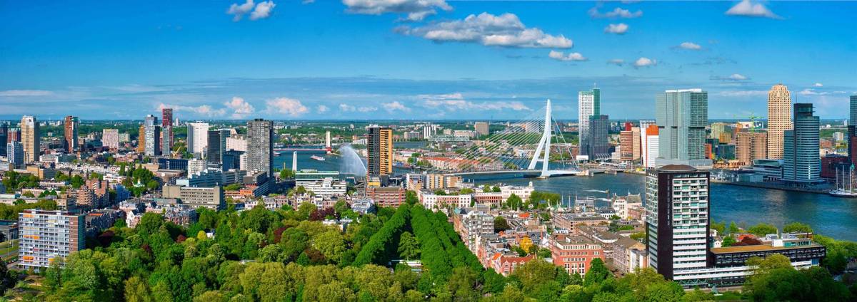 Rotterdam mit breitem Hafengebiet Meerwasserkanälen und modernen Hochhäusern am Ufer