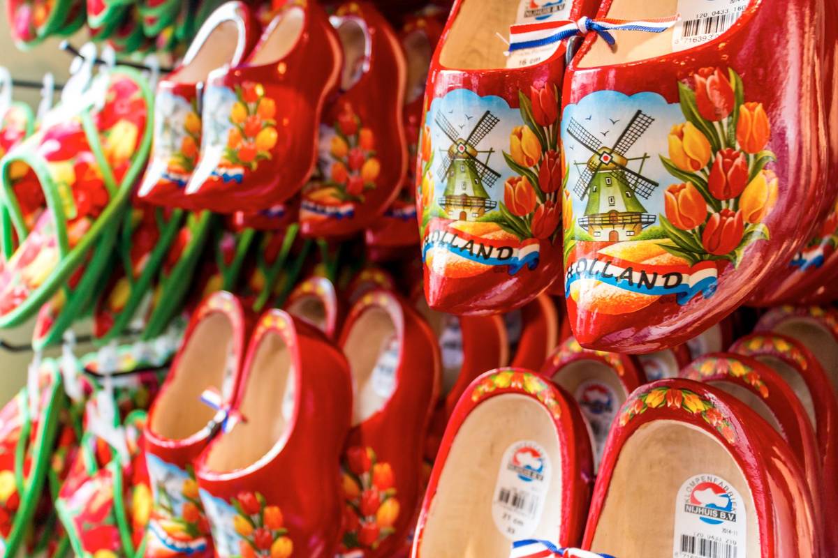 Traditionelle niederländische Holzschuhe Klompen auf Holzregal, Handwerkskunst und Kultur in den Niederlanden