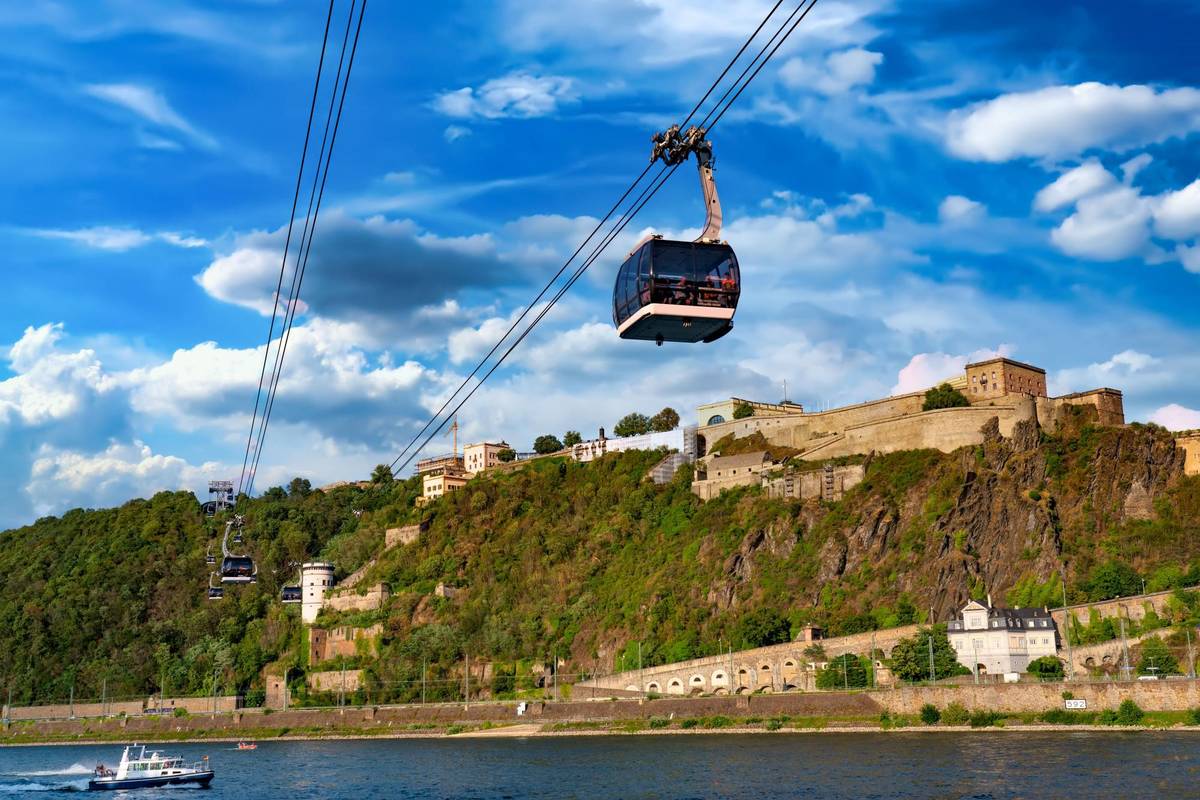 Seilbahn über dem Wasser in Koblenz bei der Festung Ehrenbreitstein